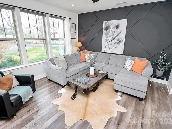 326 Simeon Dr, Charlotte, NC 28208