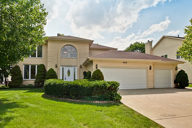 1910 Twin Oaks Ct photo 1