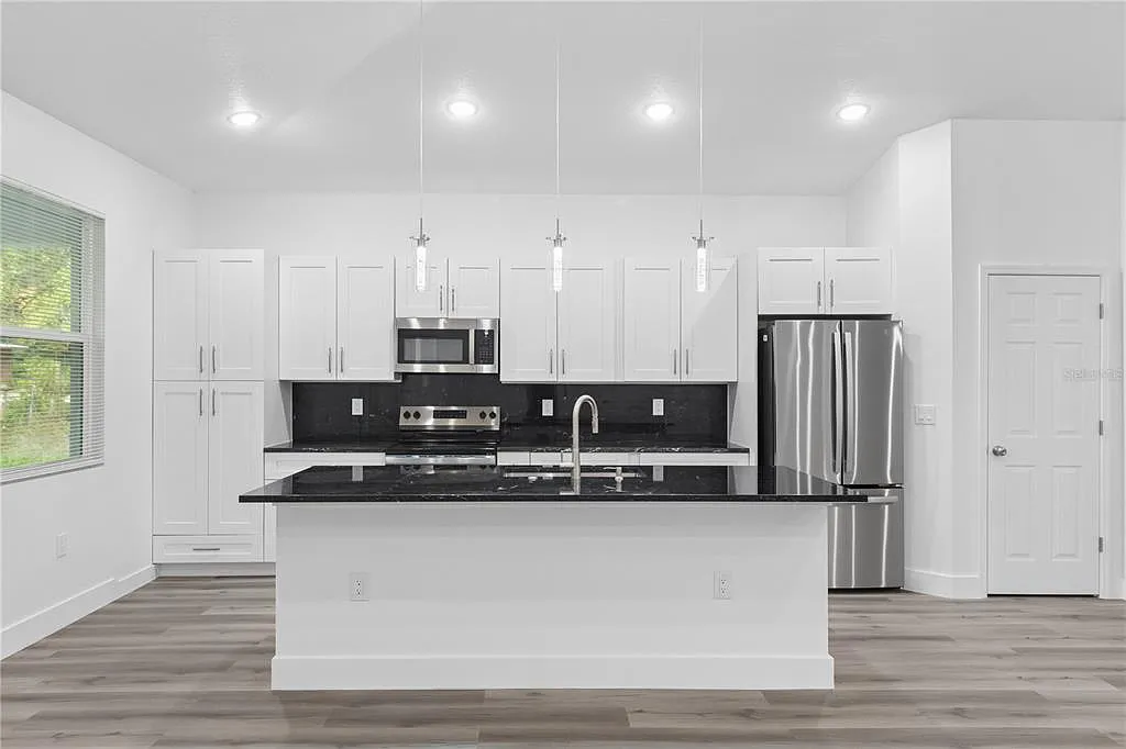 4 bed, 2.5 bath, 1978 sqft, $2,700 — Photo 4