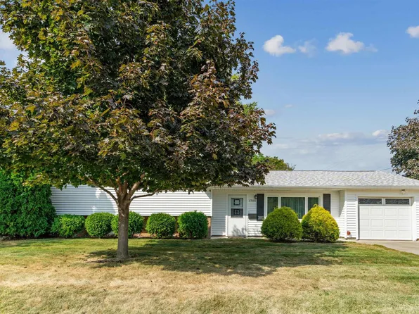 1705 Elmwood Dr, Bettendorf, IA 52722