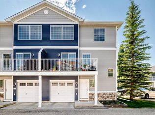 619 W Country Village Cpe NE, Calgary, AB T3K6E1