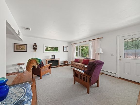 5th image of 15 Cedar St