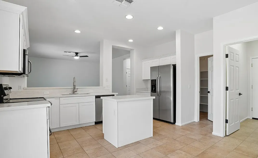 4 bed, 2.5 bath, 2349 sqft, $2,650 — Photo 4