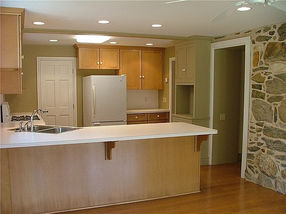 Eat-in Kitchen w/ Breakfast Bar