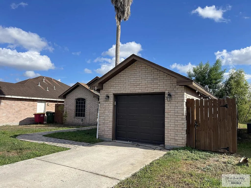 3 bed, 2.0 bath, 1219 sqft, $1,700 — Photo 3