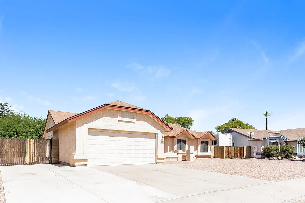 3 bed, 2.0 bath, 1866 sqft, $2,220 — Photo 3