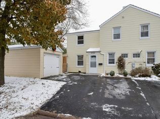 5704 Clover Ln #5704, Greendale, WI 53129