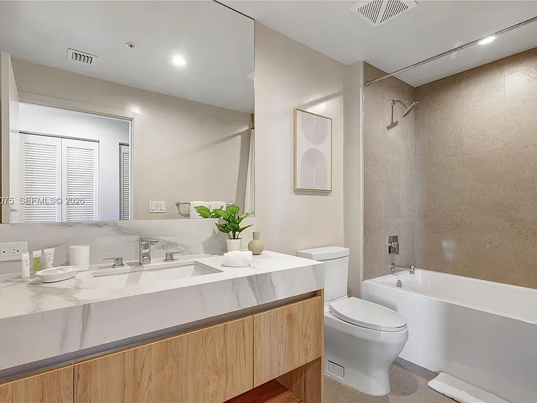 11 NE 6th St #2401 — Photo 8