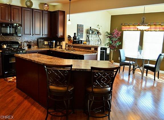 3rd image of 1485 Crescent Dr