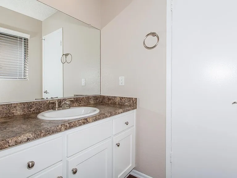 Carlyle Square Apartment Homes — Photo 36