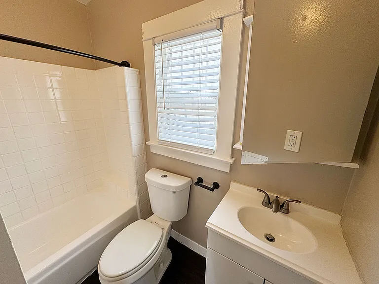 1048 Coronado Ave #G — Photo 9
