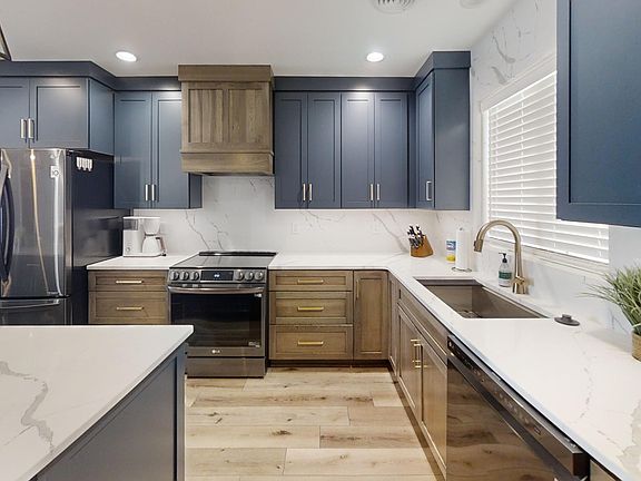3rd image of 520 N Lake Dr