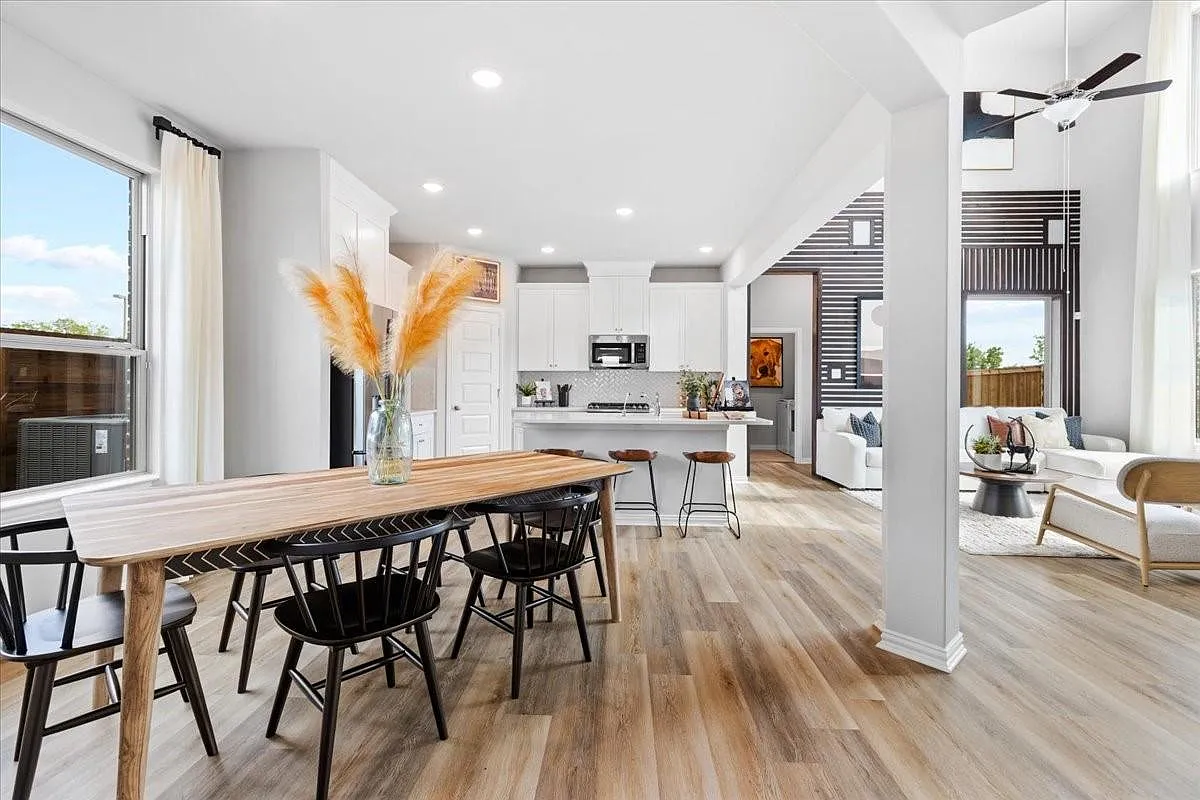 4 bed, 2700 sqft, $2,600 — Photo 3