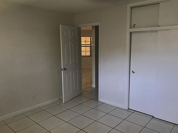 3rd image of 900 NE 14th St APT 27