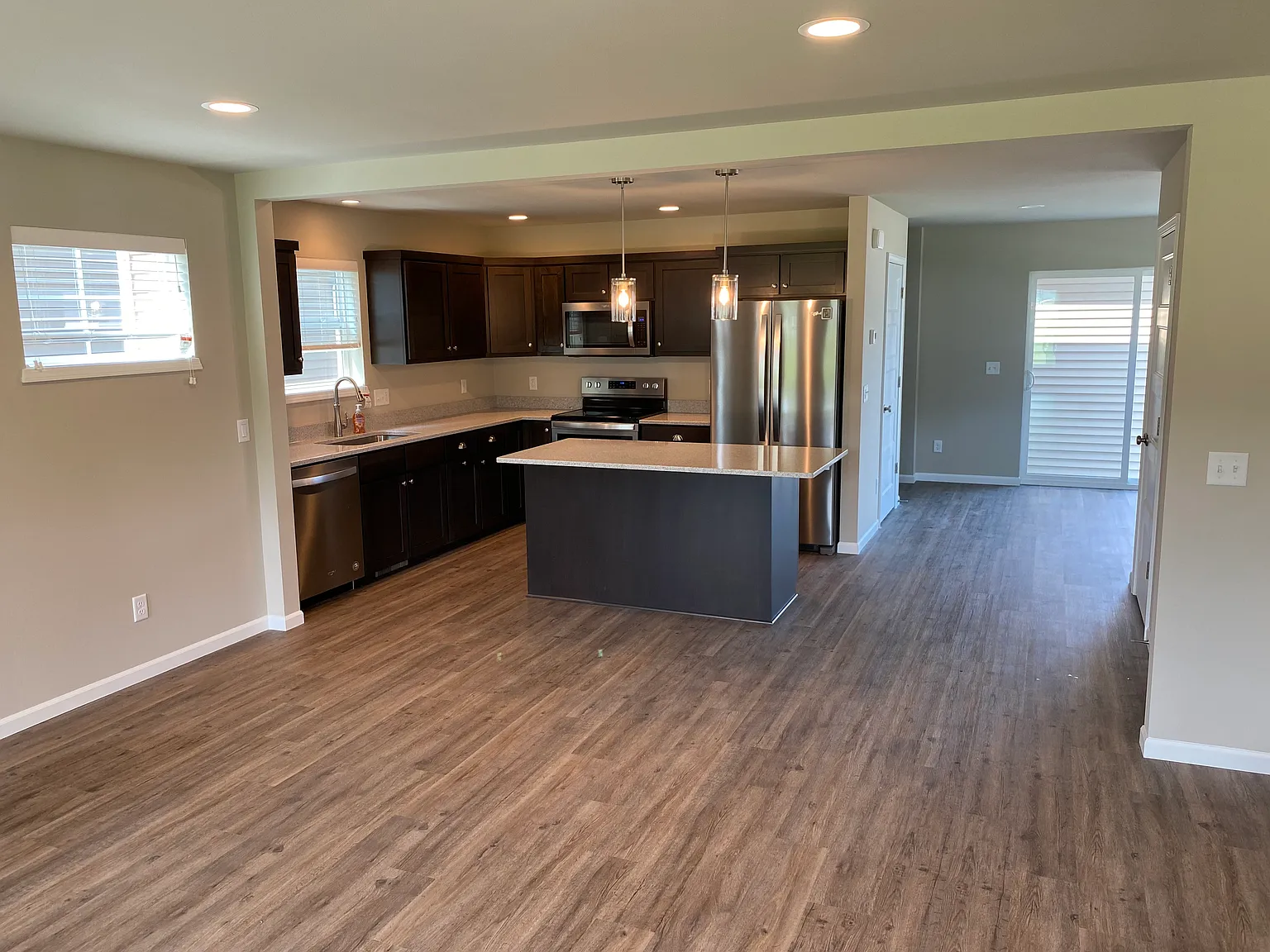 3 bed, 1672 sqft, $3,300 — Photo 3