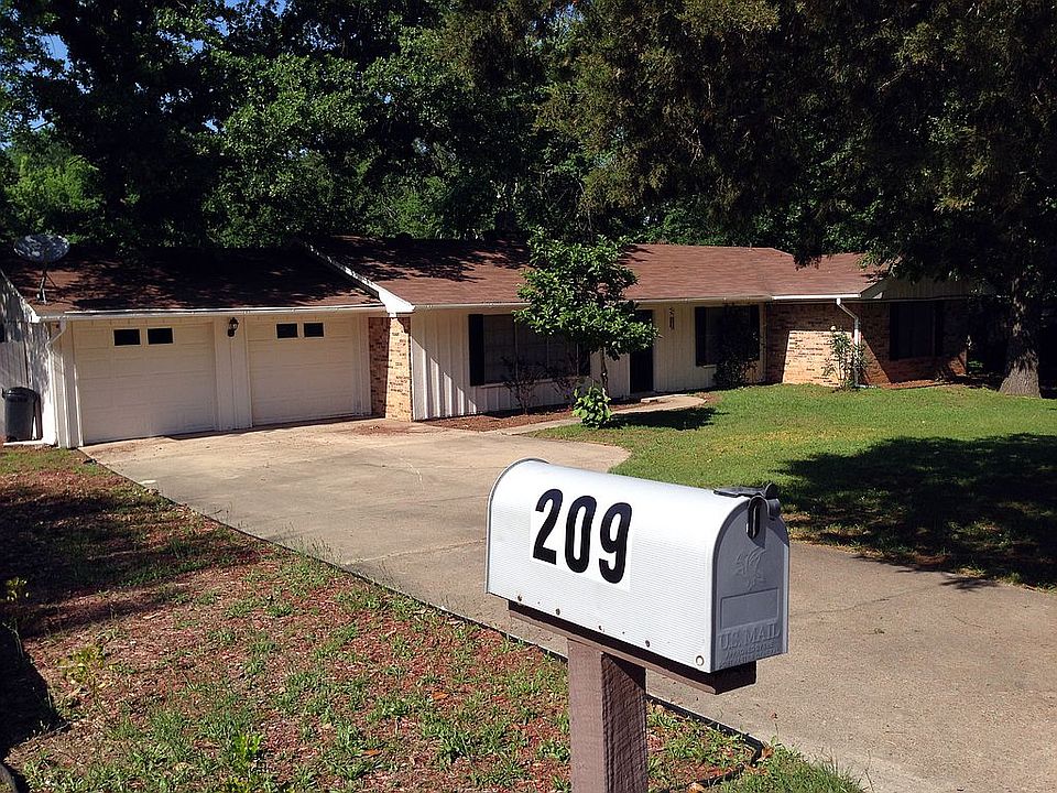 1st image of 209 Oak Dr