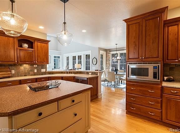 3rd image of 2901 Woodhaven Dr