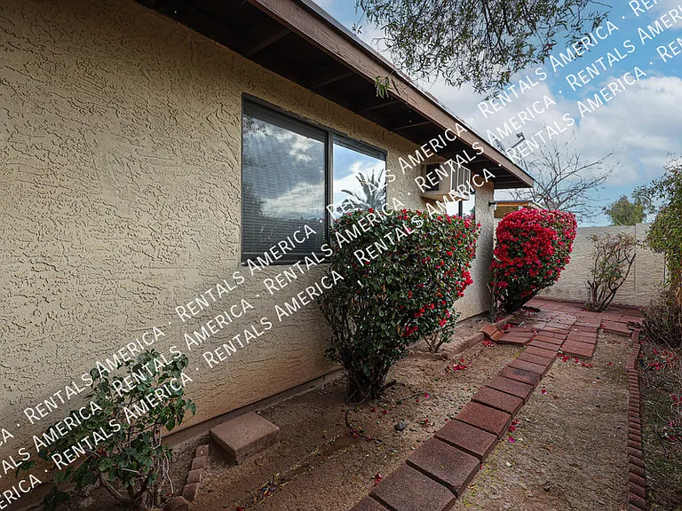 1621 E Vaughn St — Photo 6