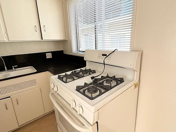 5th image of 7024 Hawthorn Ave APT 208
