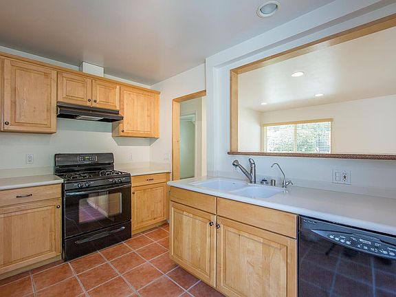 Kitchen with Stove, Dish washer