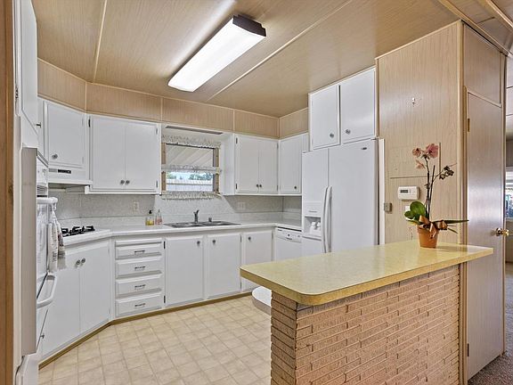 4th image of 634 Colonial Park Drive