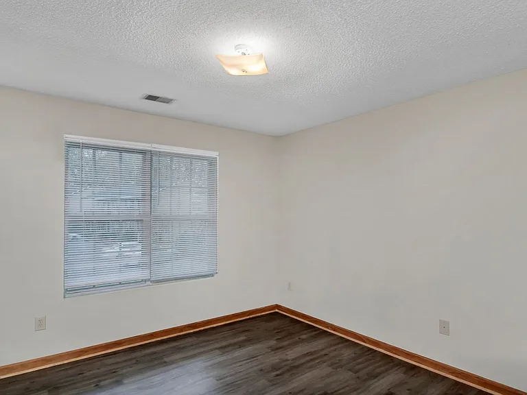 122 Hazelwood Ct — Photo 21