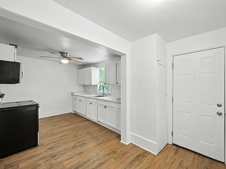 903 Baker St — Photo 6