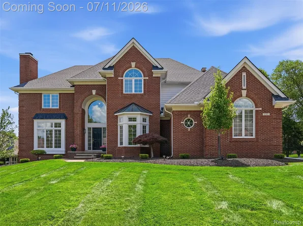 1797 Blue Grass Dr, Rochester Hills, MI 48306