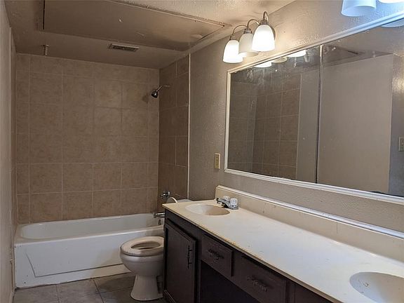 3rd image of 2433 Limestone Dr
