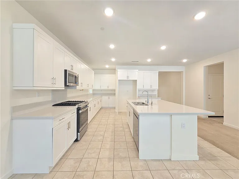 2679 E Penelope Ln — Photo 2