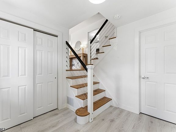 3rd image of 8 Crest Dr