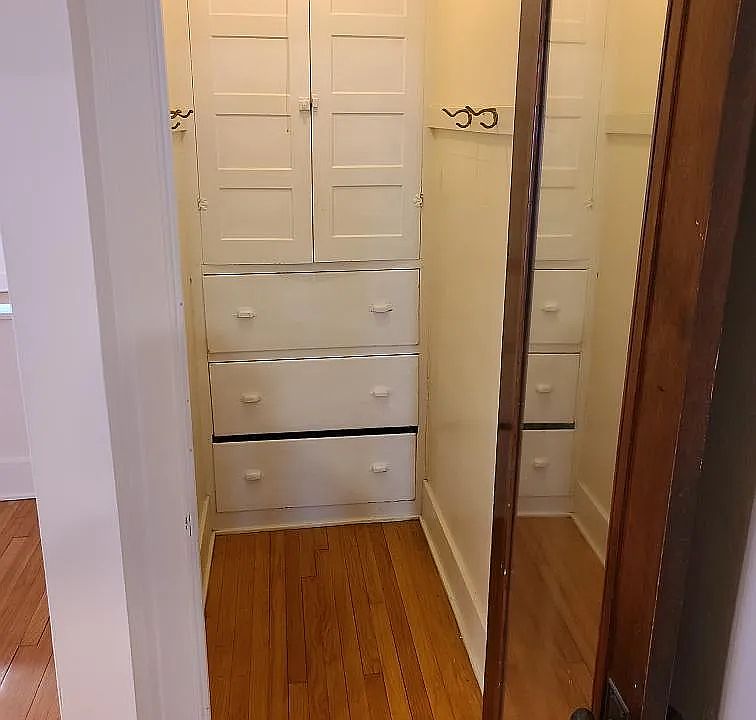 Pantry/closet
off kitchen