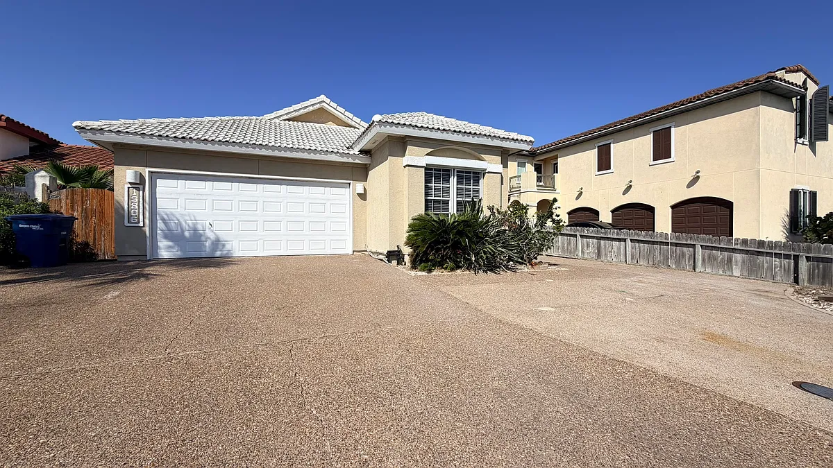 Building Photo - 13806 Primavera Dr