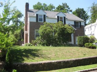 40 Valley View Rd, Great Neck, NY 11021