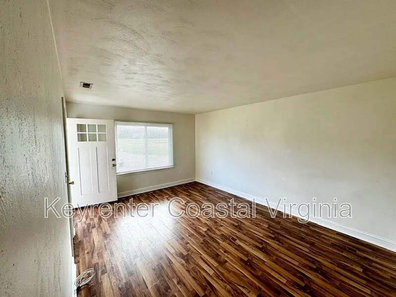 3 bed, 1.5 bath, $1,595 — Photo 2