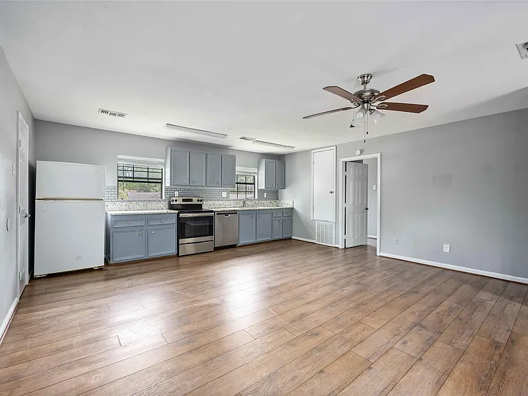 2119 N Austin Ave #C — Photo 6