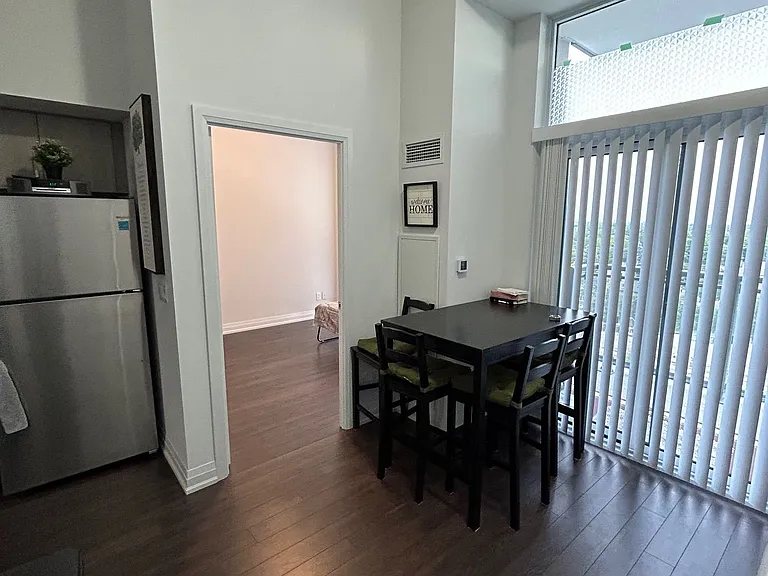 20 Meadowglen Pl E #822 — Photo 7
