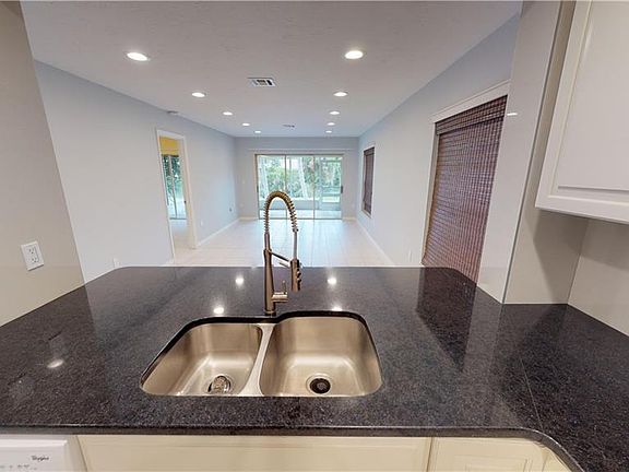 3rd image of 600 N Jefferson Ave #34