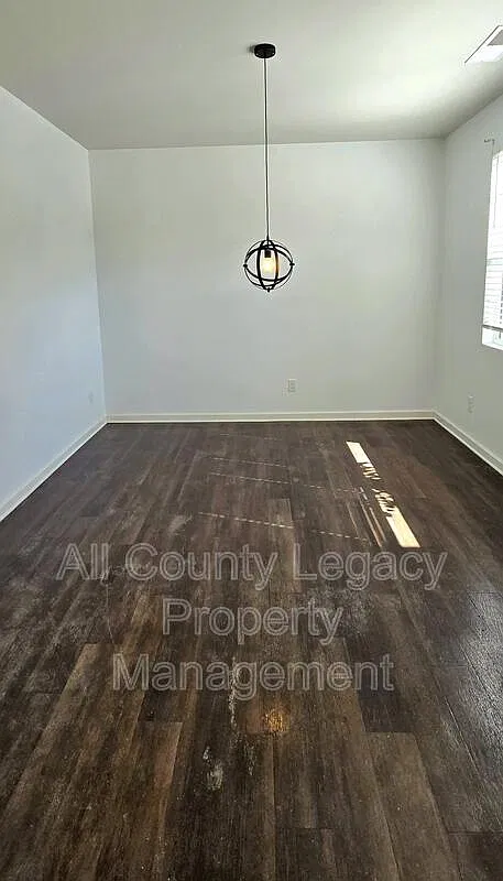 5 bed, 3.0 bath, 2556 sqft, $2,195 — Photo 4