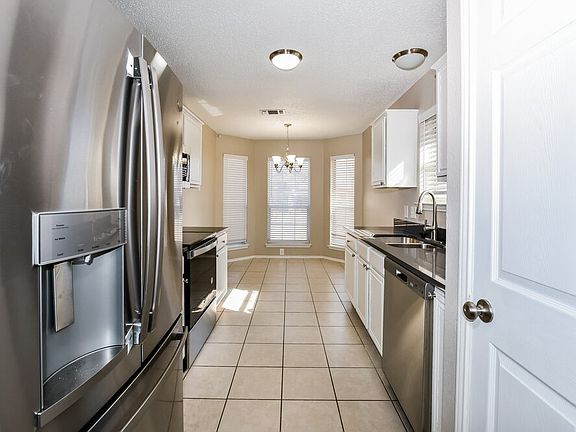5th image of 820 Quail Brook Dr