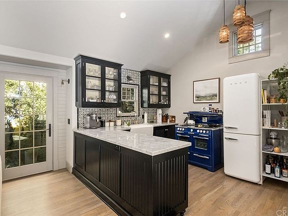 4th image of 909 Larrabee St