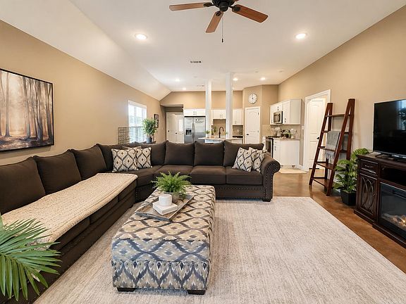 3rd image of 255 Wolf Den Dr