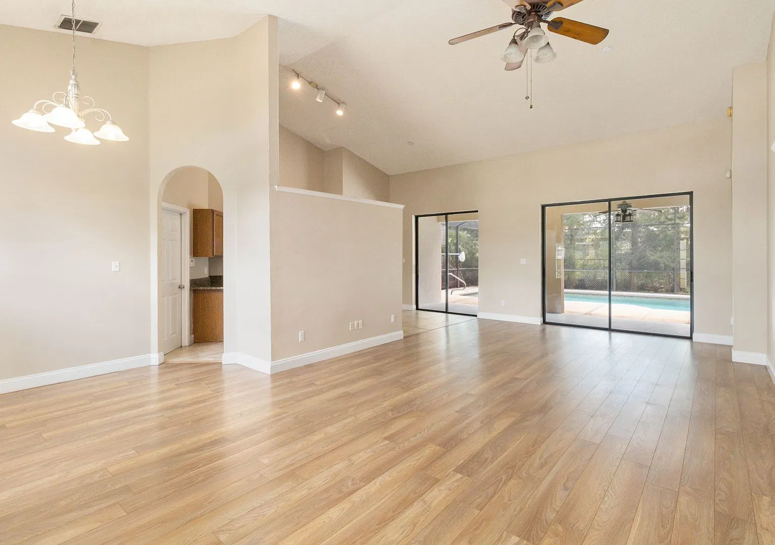 Beautiful 4/2 Pool Home w/ Fence in St. Cloud — Photo 4