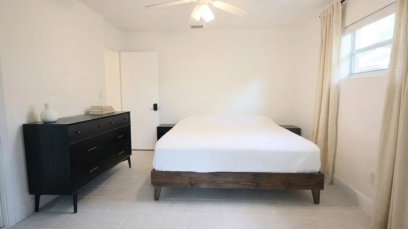 3 bed, 1.0 bath, 2478 sqft, $1,377 — Photo 1