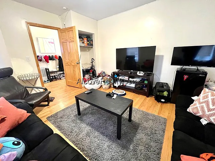 4 bed, 1.0 bath, $4,400 — Photo 4