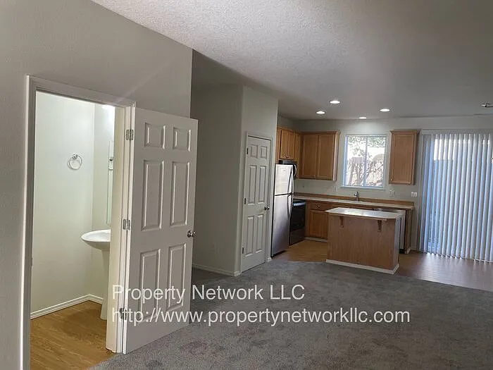 3 bed, 2.5 bath, 1514 sqft, $2,200 — Photo 2