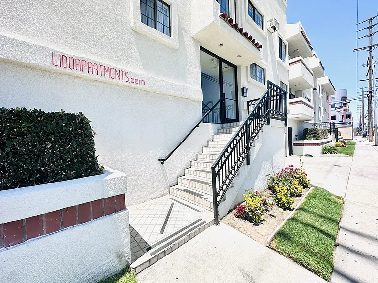 3462 Mentone Ave — Photo 4