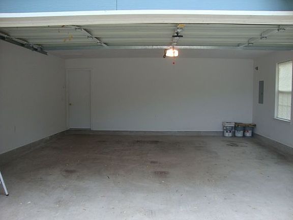 4th image of 208 Burr Oak Ln