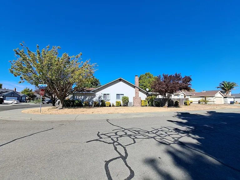 801 Capistrano Dr — Photo 3