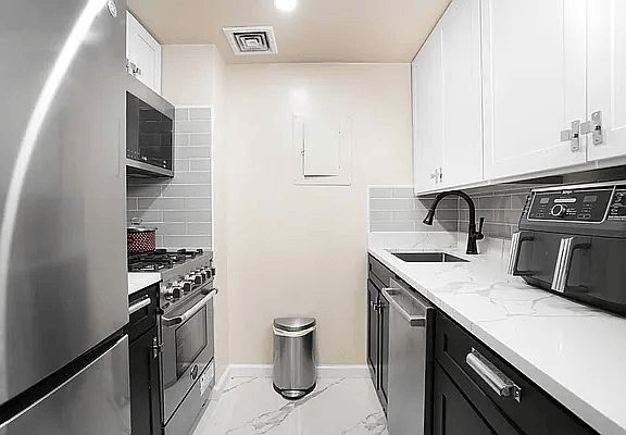 4th image of 106 Central Park S APT 7D